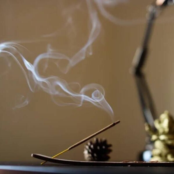 Incensos exalando fumaça e aroma relaxante