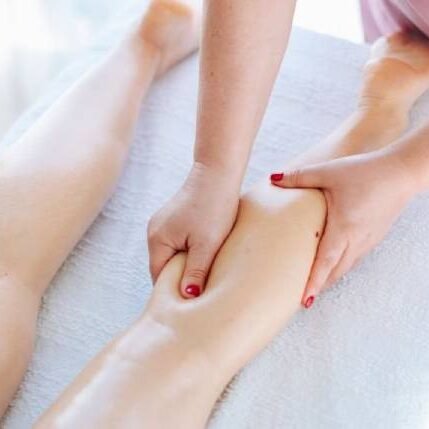 Massagem relaxante sendo aplicada na panturrilha por um Massoterapeuta