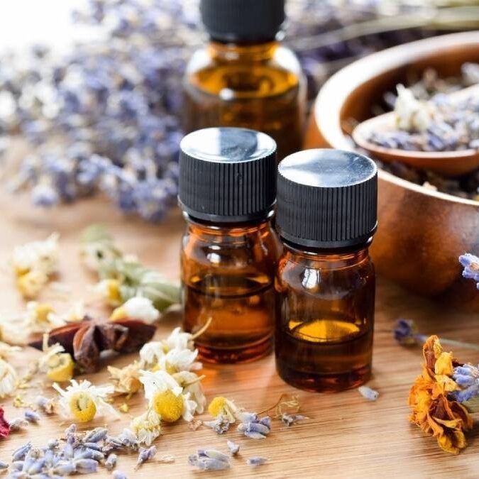 Mesa com diversas flores e óleos essenciais