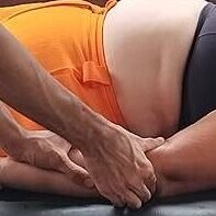 Massoterapeuta Leocádio aplicando técnicas manuais terapêuticas em paciente com dor e pontos gatilhos na região de antebraço devido a epicondilite