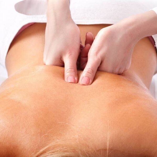 Massagem com Shiatsu e Técnica de remoção de Pontos Gatilhos sendo aplicada na lombar de um paciente com dor na região por um massoterapeuta