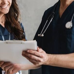 Profissionais da saúde avaliando exames. Algo comum no Espaço Leocádio