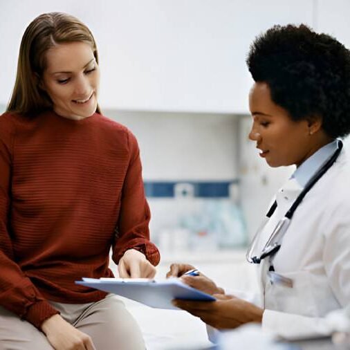 Profissional realizando consulta com uma paciente