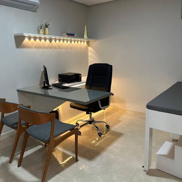 Visão ampla da sala de atendimento do Espaço Leocádio na Clínica Claris