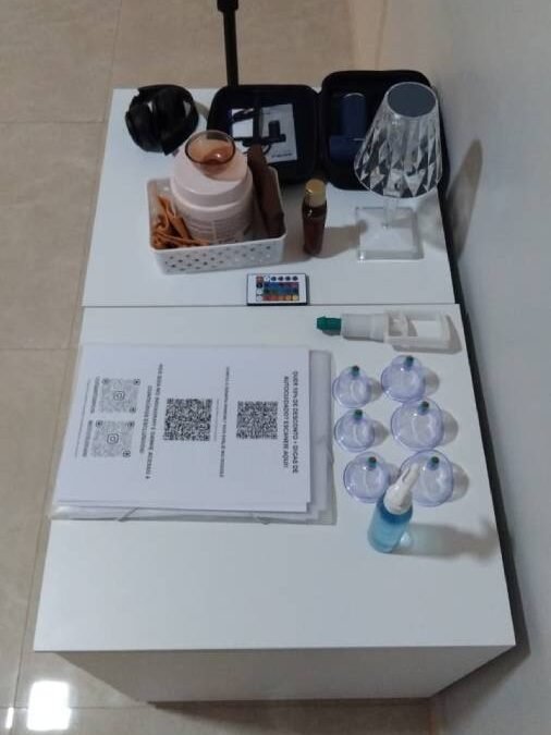 Mesa da Clínica Claris com os materiais utilizados nos atendimentos do Espaço Leocádio