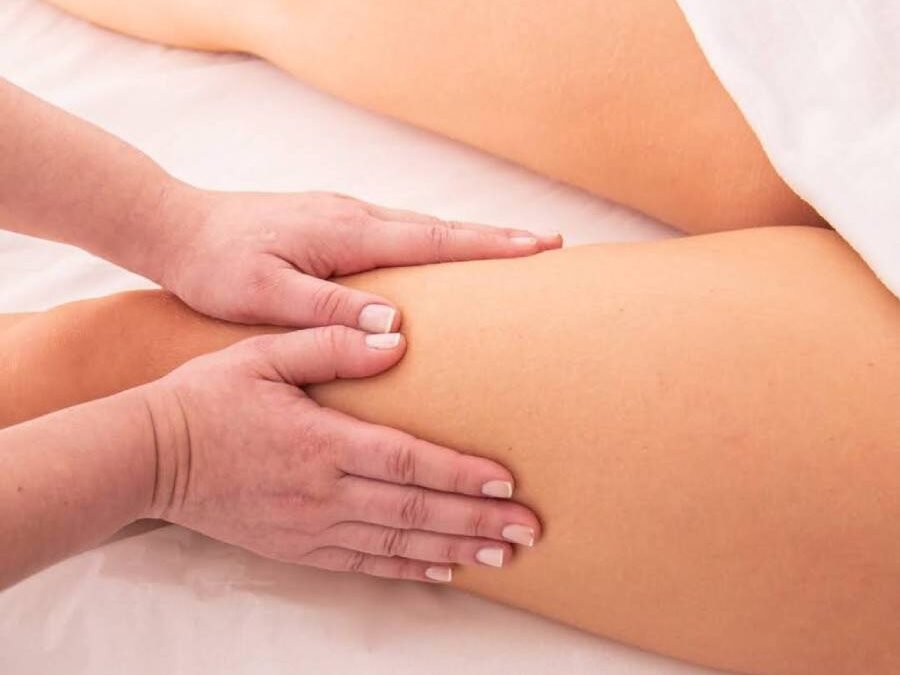 Drenagem Linfática Manual sendo aplicada na coxa de uma paciente por uma massoterapeuta