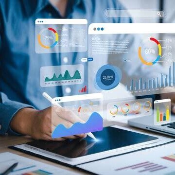 Homem realizando análise de dados de um paciente