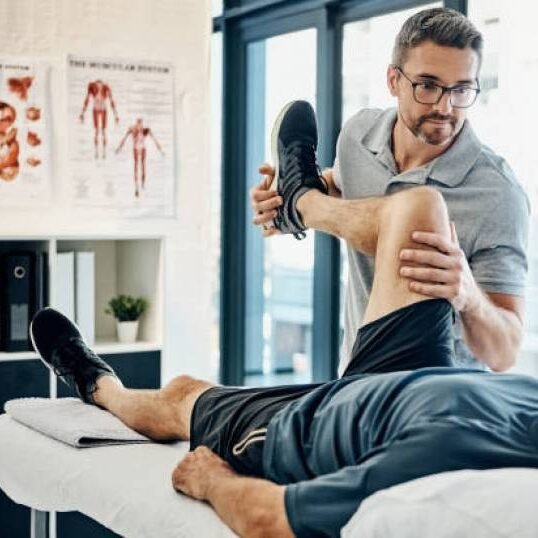 FIsioterapeuta realizando atendimento individualizado e personalizado em paciente