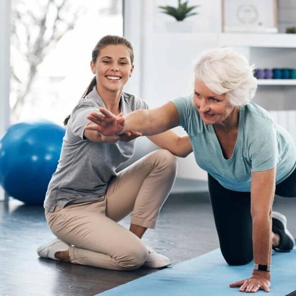 Fisioterapeuta prescrevendo exercício terapêutico para paciente idosa