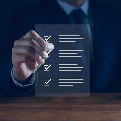 Fisioterapeuta montando o Plano Fisioterapêutico de Tratamento da patologia de um paciente