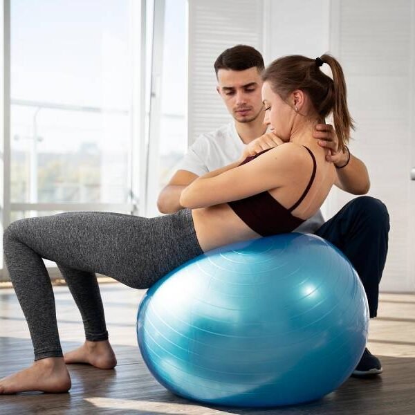 Fisioterapeuta fazendo tratamento de paciente