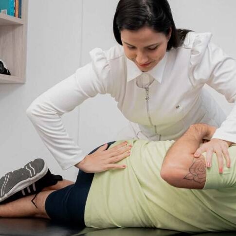Fisioterapeuta aplicando ajustes de Quiropraxia na coluna de paciente no Espaço Leocádio