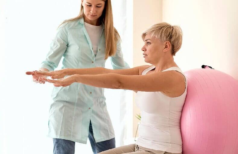 Fisioterapeuta prescrevendo exercício terapêutico com bola de pilates